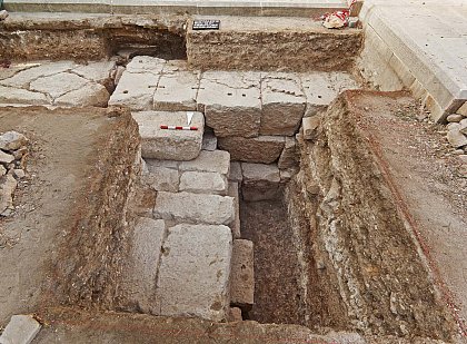 2 m hoch anstehendes Fundament bei der Moschee