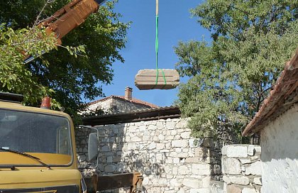 Bergung eines Architravs vom Fundament bei der Moschee