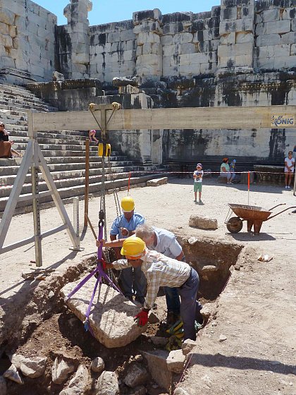 Bergung der Reste der zerstrten unterir-
dischen Anlage im Adyton des Apollon-Tempels
